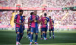 Các cầu thủ Barcelona ăn mừng. 