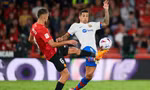 Joao Cancelo trong một tình huống tranh chấp với cầu thủ Mallorca.