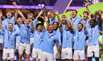 Đội trưởng Kyle Walker nâng cao chiếc cúp cùng các đồng đội.