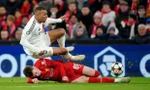 Mbappe hoàn toàn thất thế trong các pha tranh chấp với Bradley. 