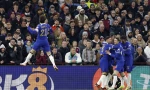 Các cầu thủ Chelsea ăn mừng bàn thắng.