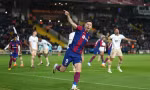 Lewandowski ăn mừng bàn thắng.