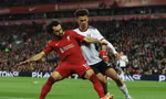 Salah tranh chấp với hậu vệ Fulham.
