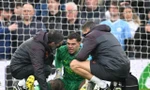 Ederson dính chấn thương trong trận đấu với Liverpool.