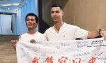 Ronaldo và CĐV bóng đá người Trung Quốc.