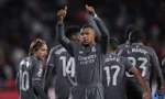 Mbappe ăn mừng bàn thắng.