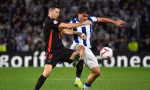 Pha tranh chấp giữa Lewandowski và cầu thủ bên phía Real Sociedad.