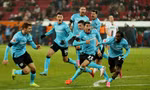 Leverkusen ăn mừng chiến thắng trước Augsburg ở trận lượt đi.