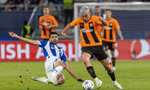 Tiền đạo Taremi trong một pha tranh chấp với cầu thủ Shakhtar Donetsk.