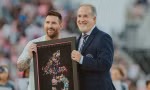 Chủ tịch Jorge Mas trao bức ảnh kỷ niệm, tượng trưng cho 45 danh hiệu mà Messi đã giành được trong sự nghiệp..