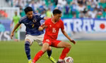 Thái Sơn đối đầu với cầu thủ Nhật Bản. 