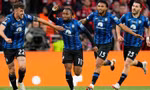 Lookman ăn mừng cùng các đồng đội sau khi ghi bàn.