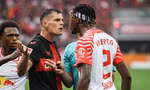 Tiền vệ Xhaka tranh cãi với Simakan.