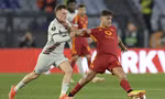 Wirtz và Dybala trong một pha tranh chấp.