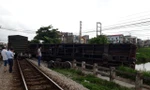 Toa tàu hàng bị lật khởi đường ray khiến đường sắt tắc nghẽn nhiều giờ - Ảnh: Hoàng Long