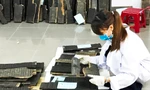 Tìm cách phục hồi những tấm mộc bản bị hư hỏng.