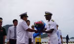 Đại diện Vùng 4 Hải quân tặng hoa Đại tá Alexis Walker, chỉ huy Biên đội tàu khu trục 7, trưởng đoàn giao lưu của Hải quân Hoa Kỳ.
