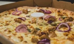 Chiếc "kiềng 3 chân" trong mỗi hộp pizza dùng để làm gì?