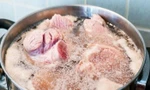 Phần bọt nổi lên khi luộc thịt, hầm xương là tinh chất hay do lợn nhiễm hoá chất? 