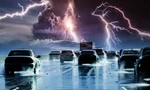 Ngồi trong ô tô khi trời mưa kèm sấm sét có an toàn?