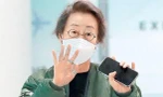 Netizens đồng loạt gọi Youn Yuh Jung 'Mẹ chồng quốc dân' dù con trai nữ diễn viên vẫn FA