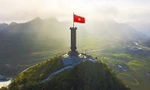 Cột cờ Lũng Cú nằm trên đỉnh núi nào?