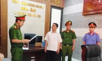 Cơ quan chức năng đọc lệnh bắt tạm giam ông Bùi Văn Ần . Ảnh CA