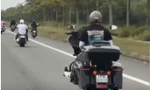 Xác minh nhóm 'quái xế' buông cả hai tay khi lái mô tô ở Quảng Nam