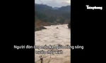 Video: Thót tim cảnh người đàn ông bị cô lập giữa dòng nước dữ ở Quảng Nam