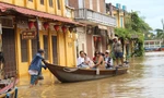 Hội An ngập sâu, du khách thuê ghe ra phố sau bão