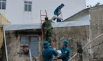 Bộ đội, công an đội mưa giúp dân Quảng Nam chằng chống nhà cửa trước bão Trà Mi
