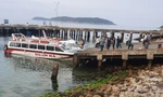 Du khách lên ca nô về lại bờ sáng 16/3/