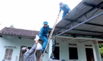 Quảng Nam: Bộ đội, dân quân giúp dân chằng chống nhà cửa, di dời trước khi bão Noru đổ bộ