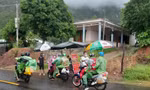 Người dân thôn Hoà Hữu Tây và Hoà Hữu Đông, xã Đại Hồng, huyện Đại Lộc, Quảng Nam trao quà hỗ trợ dọc đường cho người dân hồi hương ngang qua địa bàn.