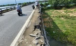 Cả chục mét lan can cầu bắc qua sông Thu Bồn bỗng 'biến mất', người đi đường hoảng hốt