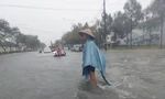 Quảng Nam phố 'biến thành sông', hàng loạt phương tiện chết máy