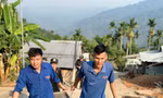 Nghỉ lễ, bạn trẻ xứ Quảng lội suối băng rừng cõng điện, dẫn nước về bản