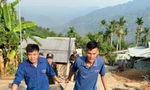 Nghỉ lễ, bạn trẻ xứ Quảng lội suối băng rừng cõng điện, dẫn nước về bản