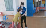ĐVTN xã Điện Hồng, thị xã Điện Bàn, Quảng Nam hỗ trợ người dân đi bầu cử.
