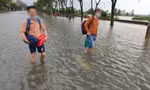Thí sinh lặn lội giữa thời tiết mưa lụt về dự thi viên chức ngành giáo dục nhưng nhận thông báo hoãn ở phút chót gây bức xúc. Ảnh Facbook thí sinh.