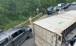 Xe tải lật chắn ngang đường Hồ Chí Minh, giao thông tê liệt
