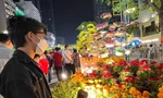 Giới trẻ nô nức đến đường hoa Nguyễn Huệ du xuân, chụp ảnh vẫn không quên đeo khẩu trang