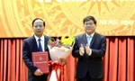PGS, TS. Nguyễn Duy Bắc, Phó Bí thư Đảng ủy, Phó Giám đốc Học viện Chính trị Quốc gia Hồ Chí Minh đã trao quyết định công nhận chức danh Chủ tịch Hội đồng trường cho PGS, TS. Mai Đức Ngọc.