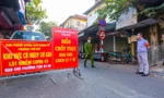 Trên phố Nguyễn Công Trứ, nhiều con ngõ bị phong toả tạm thời