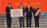 Lãnh đạo tỉnh Kiên Giang đón nhận bằng công nhận di tích quốc gia đặc biệt. Ảnh: Tuổi trẻ.