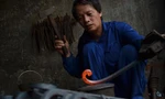 Nhọc nhằn nghề thợ rèn trong nắng nóng như thiêu đốt