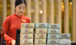 Lý do tiền ùn ùn đổ vào ngân hàng bất chấp lãi suất giảm mạnh