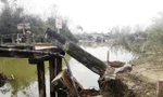 Cầu bất ngờ đổ sập ở TT-Huế, hàng trăm hộ dân bị chia cắt