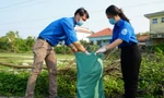 Dọn vệ sinh, thu gom rác thải bảo vệ môi trường xanh, sạch, sáng trong tháng thanh niên tại TT-Huế.