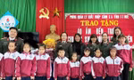 Công an TT-Huế tặng áo ấm cho học sinh nghèo trên địa bàn để các em chống chịu được với mưa rét trong những ngày vừa qua.